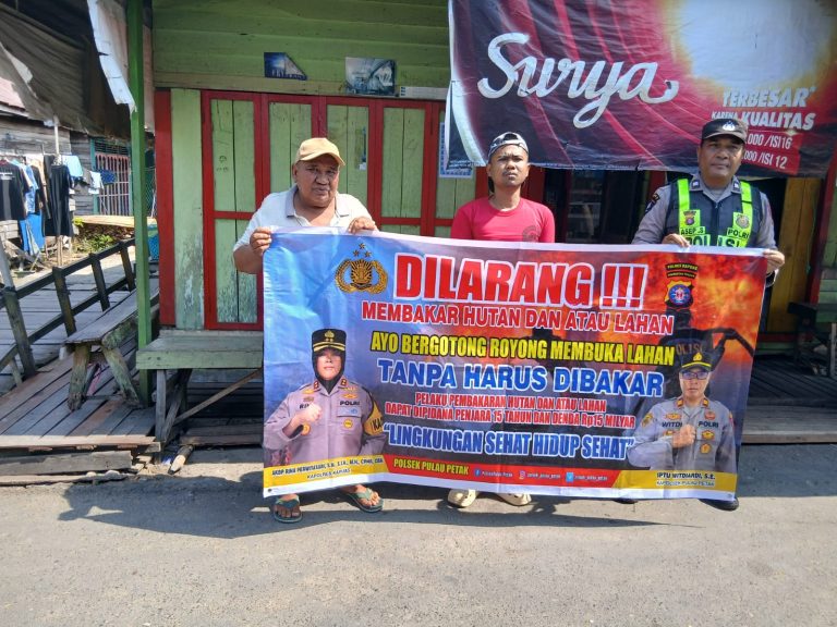 DALAM UPAYA PENCEGAHAN KEBAKARAN HUTAN DAN LAHAN, PERSONEL POLSEK PULAU PETAK SOSIALISASIKAN SANKSI PIDANA PELAKU KARHUTLA KE MASYARAKAT KECAMATAN PULAU PETAK