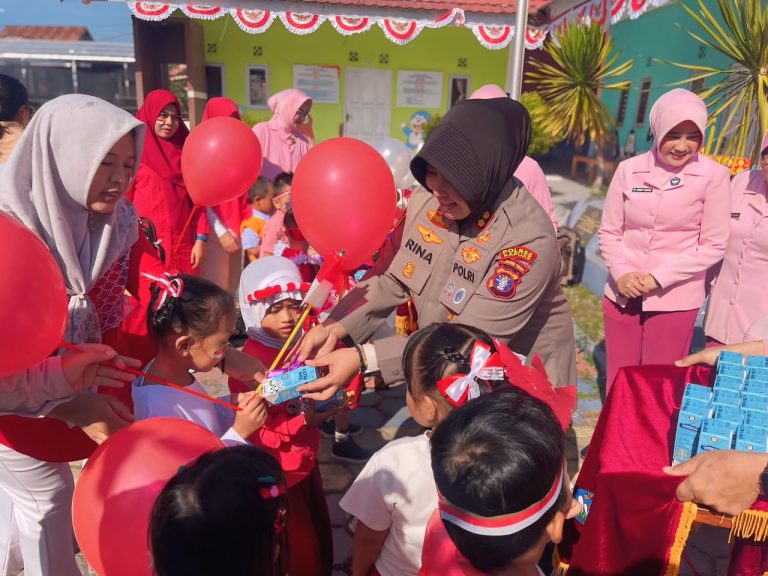 Senyum Ceria Anak Warnai Pawai Kemerdekaan TK Kemala Bhayangkari 15, Kapolres Kapuas Turut Berbagi Kebahagiaan