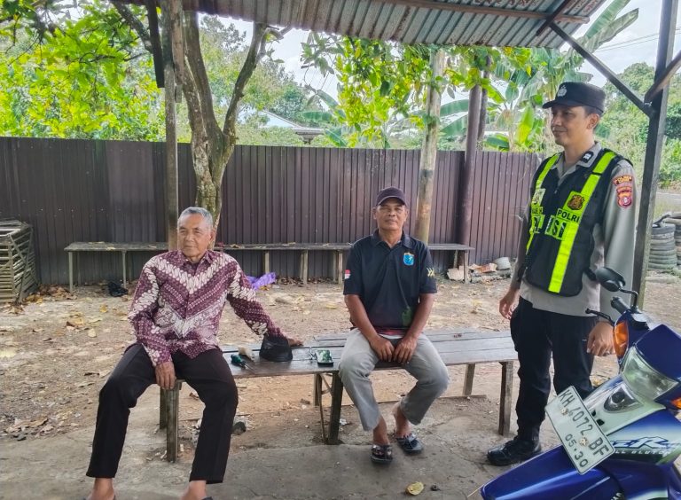PERSONIL POLSEK PULAU PETAK LAKSANAKAN PATROLI DIALOGIS KE DESA-DESA WILAYAH KECAMATAN PULAU PETAK