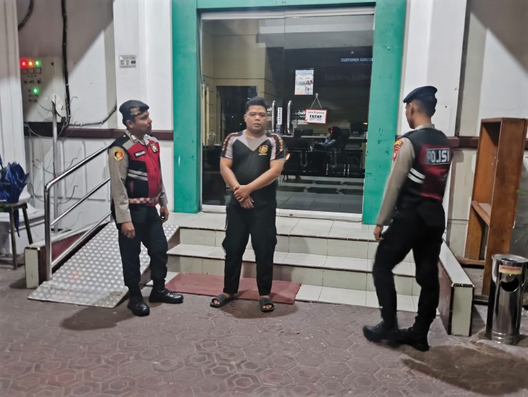 Sat Samapta Polres Sukamara Jaga Keamanan Bank Kalteng pada Jam Malam