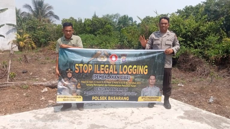 Menggunakan Spanduk Anggota Polsek Basarang Melaksanakan Sosialisasi Stop Ilegal Logging