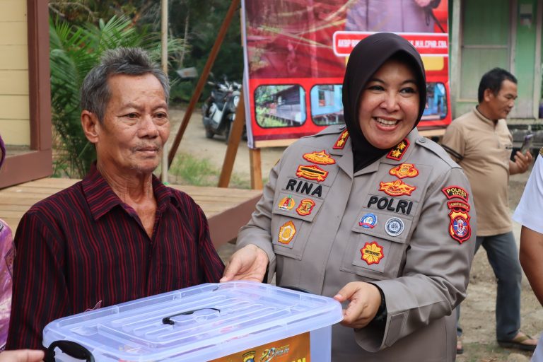 Rumah Baru, Harapan Baru: Kapolres Kapuas Serahkan Kunci kepada Warga Jakatan Pari