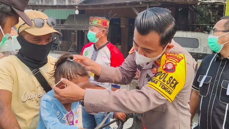 KAPOLSEK KAPUAS TENGAH BAGIKAN MASKER KEPADA MASYARAKAT CEGAH DAMPAK ASAP KARHUTLA