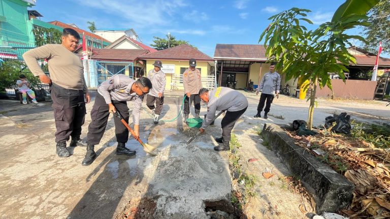 Cegah Kecelakaan dan Dukung Penanganan Karhutla, Polsek KP Mentaya Gotong Royong Perbaiki Gorong-Gorong Pelabuhan Sampit