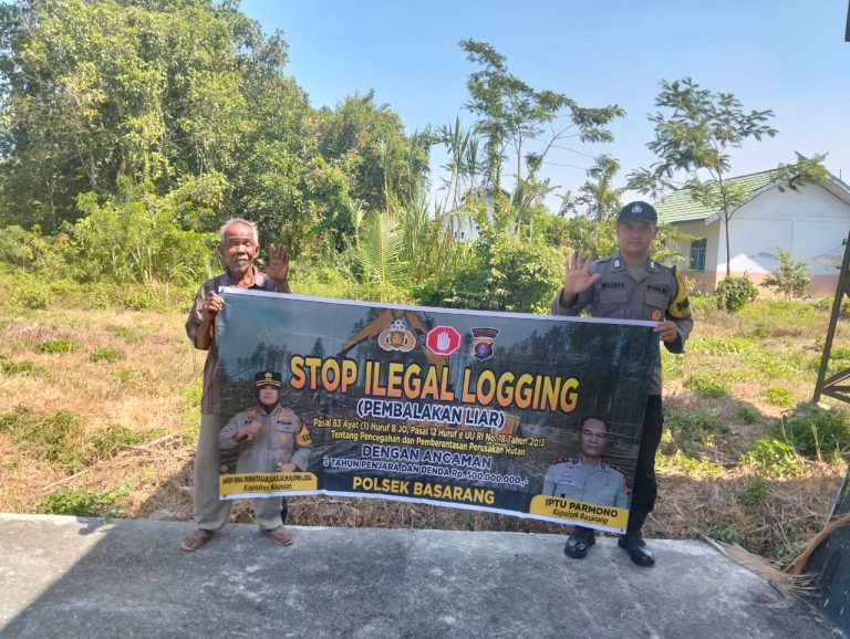 Menggunakan Spanduk Anggota Polsek Basarang Melaksanakan Sosialisasi Stop Ilegal Logging
