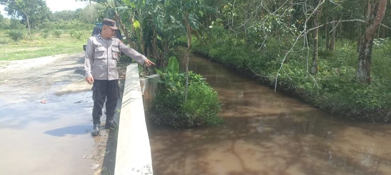 Pengecekan Sumber Air Dalam Penanggulangan Karhutla Oleh Personel Polsek Basarang