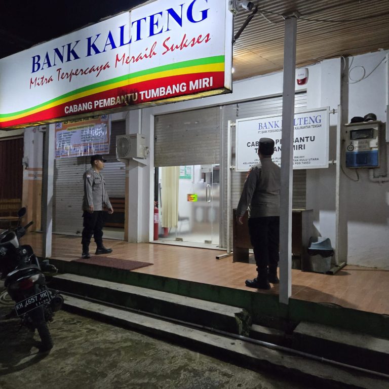 Personel Polsek Kahulut Patroli Perbankan Tumbang Miri Saat Malam Hari
