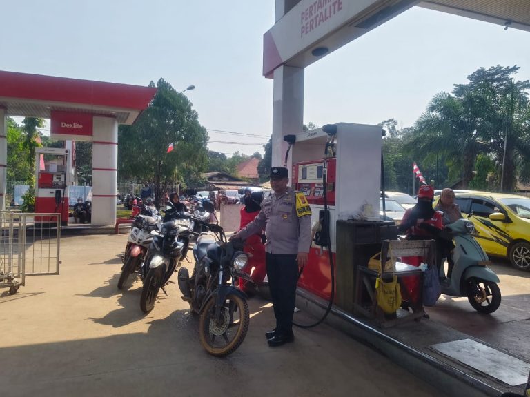 Patroli Tempat obyek vital dan Pemukiman, Personil Polsek Kota Besi Beri Himbauan Kamtibmas.