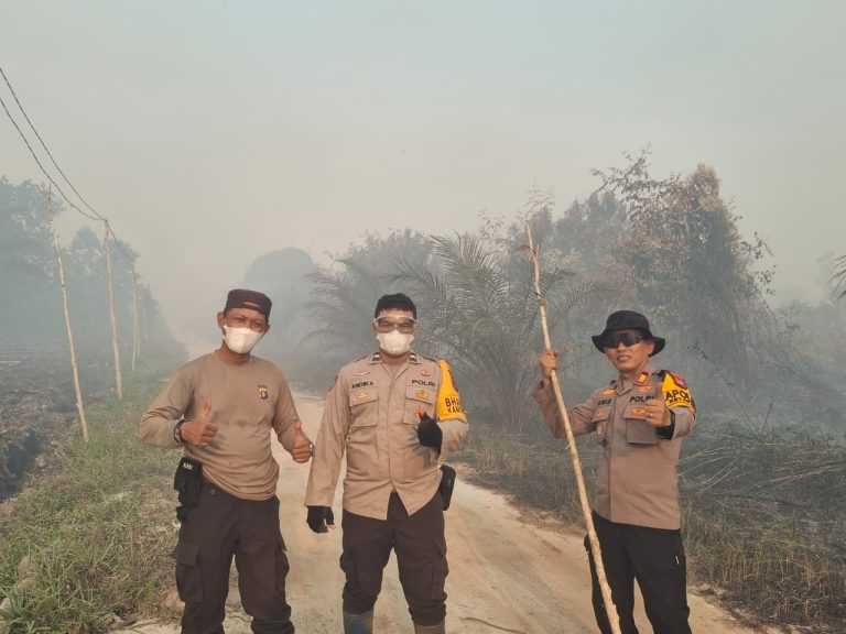 Polsek Ketapang Bersama Tim Gabungan Lakukan Ground Check dan Pemadaman Karhutla di Dua Lokasi