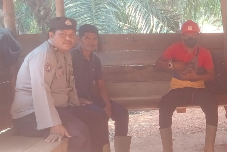 Bhabinkamtibmas sambang masyarakat Desa Binaan