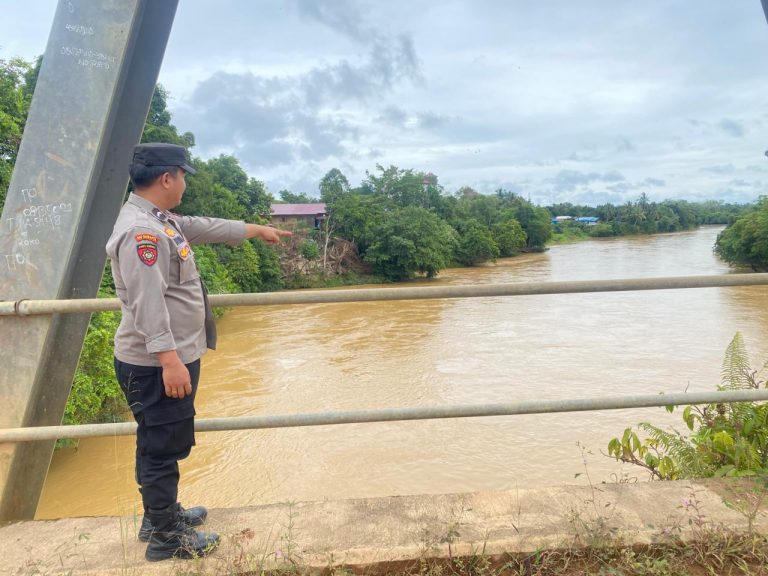 Polsek Kahulut Patroli Debit Air, Pastikan Deteksi Dini Luapan Sungai Terlaksana Masif