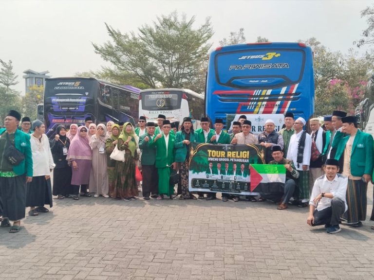 Sorotan: Pererat Silaturahmi, MWCNU Grogol Petamburan Gelar Tour Religi Ziarah Makam Wali ke Jawa Timur