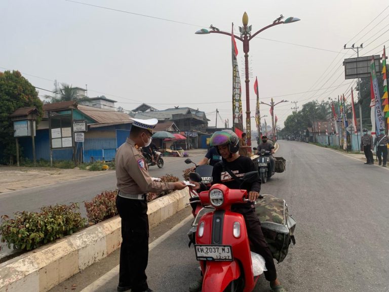 Responsif Hadapi Kabut Asap Karhutla, Satlantas Polres Murung Raya Bagikan Masker Gratis Kepada Pengendara