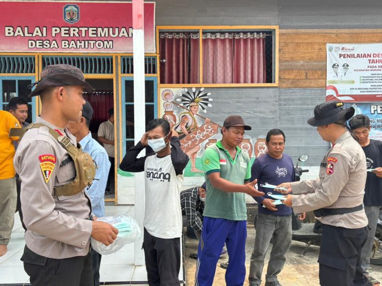 Tim Satgas Karhutla Lemdiklat Polri Edukasi dan Bagikan Masker Untuk Warga Bahitom