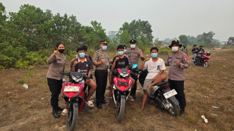 Polres Barito Utara dan Satgas Sespimma Polri Edukasi Warga Cegah Karhutla dan Bagi Masker Gratis