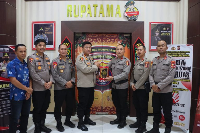 Delapan Hari Bertugas, Satgas Edukasi Karhutla Lemdiklat Polri Serahkan Plakat Kepada Polres Murung Raya