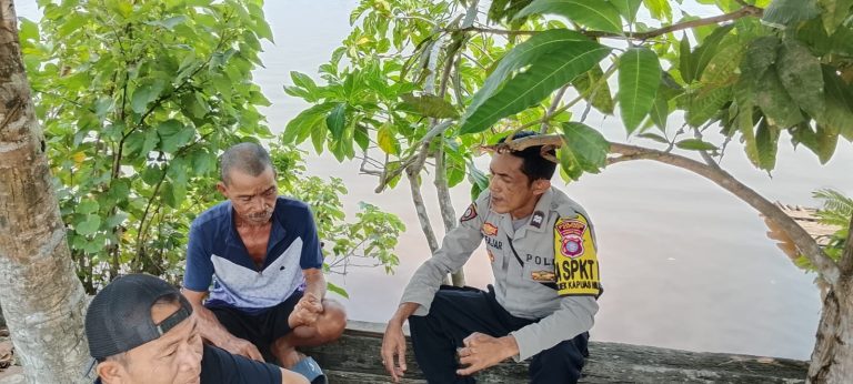 Melalui Patroli siang Polsek Kapuas Hilir Sampaikan Pesan Kamtibmas Kepada Warga Yang Ditemui Dilapangan