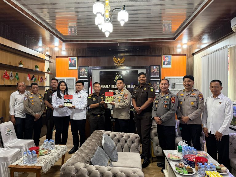 Hari Lahir Kejaksaan RI ke-81, Plh Kapolres Beri Kejutan Ke Kajari Murung Raya