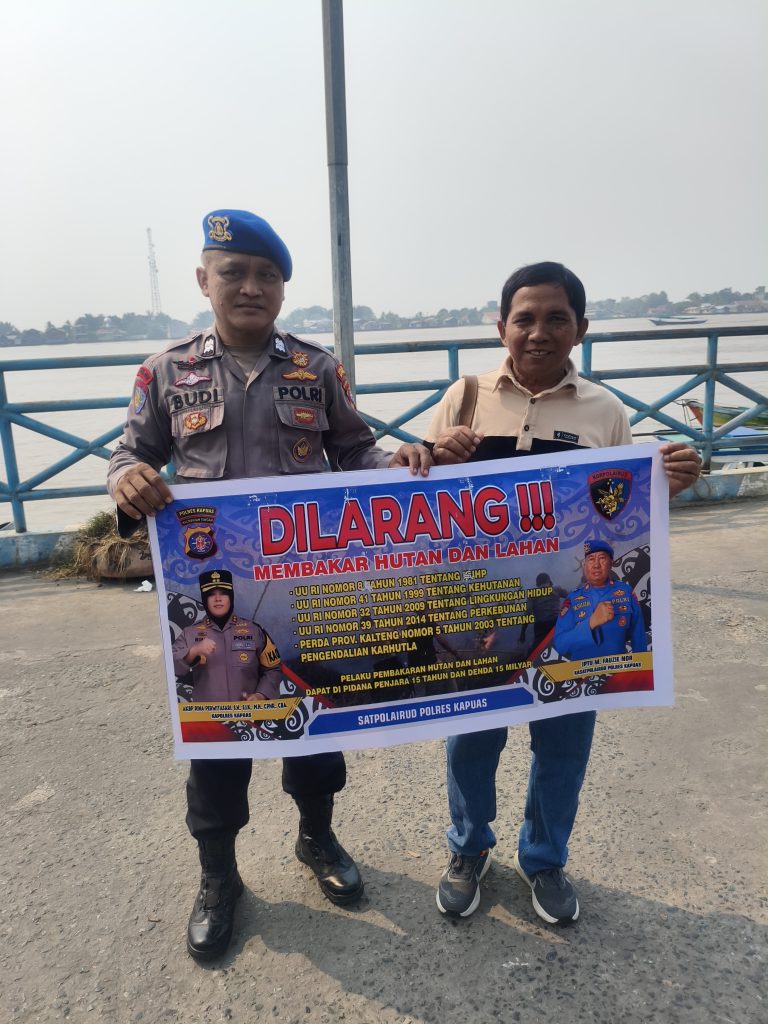 Satpolairud Polres Kapuas Cek Kelengkapan Alat Keselamatan kapal yang melintas DAS Kapuas