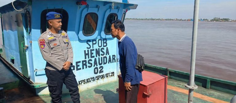 Satpolairud Polres Kapuas Cek Kelengkapan Alat Keselamatan kapal yang melintas DAS Kapuas