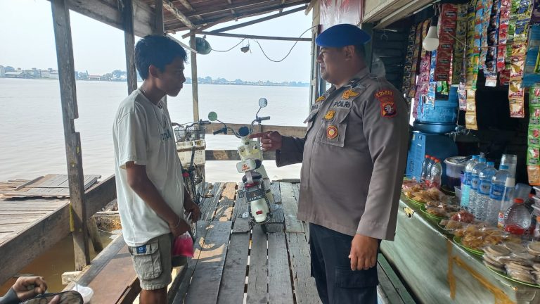 Satpolairud Polres Kapuas Cek Kelengkapan Alat Keselamatan kapal yang melintas DAS Kapuas