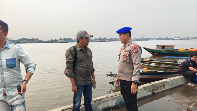 Satpolairud Polres Kapuas Cek Kelengkapan Alat Keselamatan kapal yang melintas DAS Kapuas