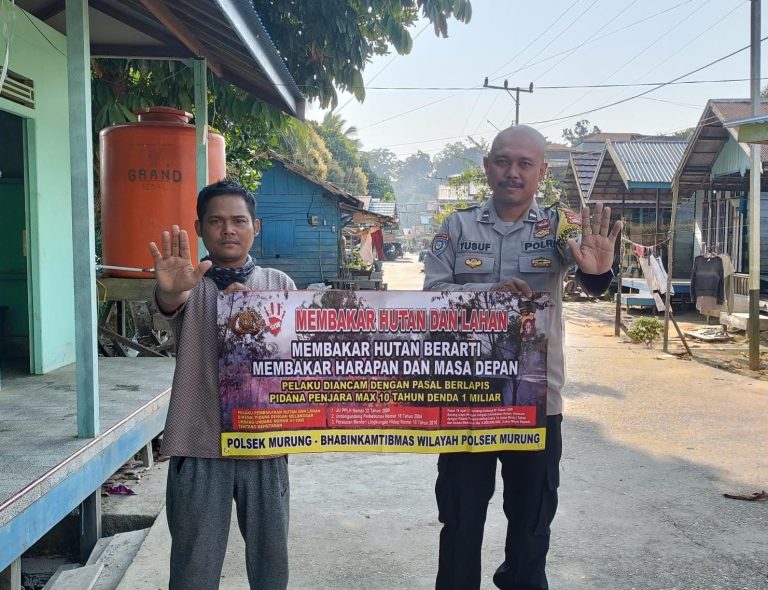 Bhabinkamtibmas Sosialisasi Larangan dan Sanksi Bagi Pelaku Kebakaran Hutan dan Lahan Di Muara Bumban
