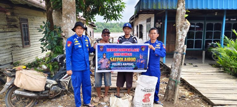 SATPOLAIRUD POLRES KAPUAS LAKSANAKAN KEGIATAN BERSIH SAMPAH DI PESISIR DAS KAPUAS