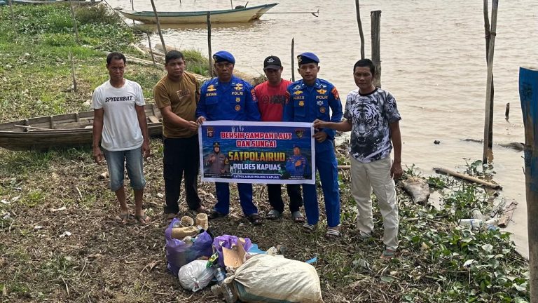 SATPOLAIRUD POLRES KAPUAS LAKSANAKAN KEGIATAN BERSIH SAMPAH DI PESISIR DAS KAPUAS