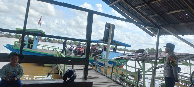Jaga Kamtibmas Tetap Kondusif Polsek Kapuas Hilir Rutin Laksanakan Patroli Siang Ke Objek Vital Dan Pemukiman Warga