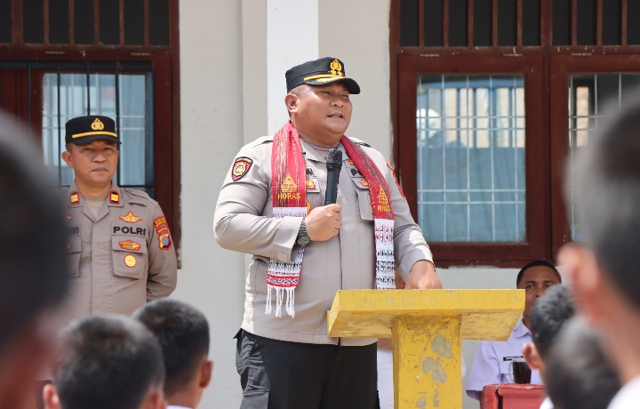 Kapolres Taput Kunker ke Muara, Sampaikan Pesan Kamtibmas di SMA Negeri 1 dan Berikan Bantuan Sosial Bagi Penyandang Disabilitas Dan Lansia.