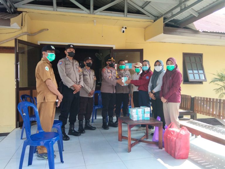 Peduli Kesehatan Personel, Puskesmas Mandomai Salurkan 8 Box Masker ke Polsek Kapuas Barat