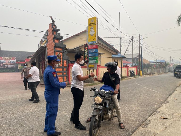 Cegah Karhutla, Polres Barito Utara Gelar Edukasi dan Bagikan Masker kepada Masyarakat