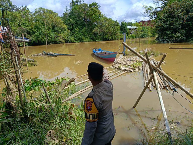 Langkah Responsif Personel Polsek Manuhing Lindungi Keselamatan Warga