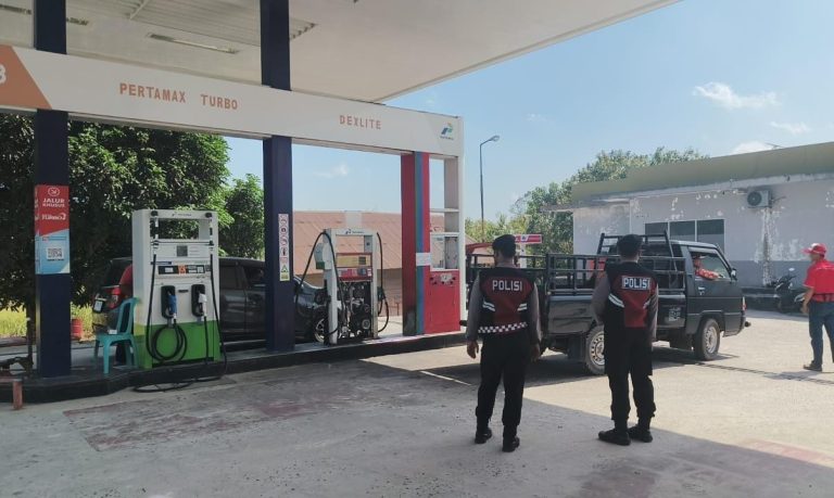 Pengamanan SPBU Sukamara Diperkuat Sat Samapta untuk Menjaga Kelancaran Pelayanan Masyarakat