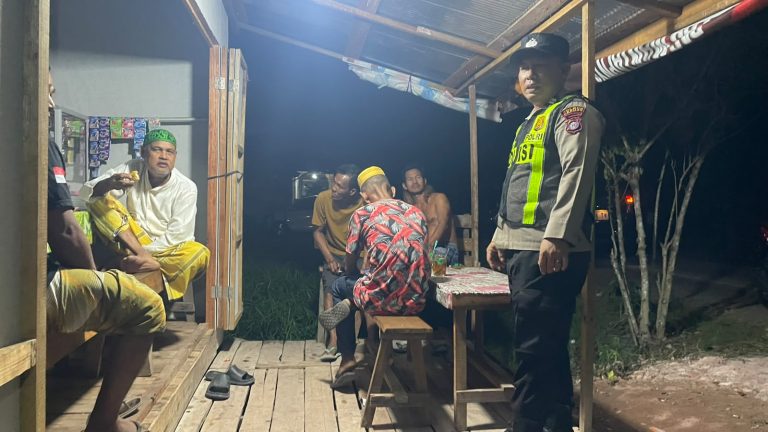 ANGGOTA POLSEK PULAU PETAK LAKSANAKAN PATROLI MALAM, GUNA MEWUJUDKAN KAMTIBMAS KONDUSIF DI WILAYAH KECAMATAN PULAU PETAK