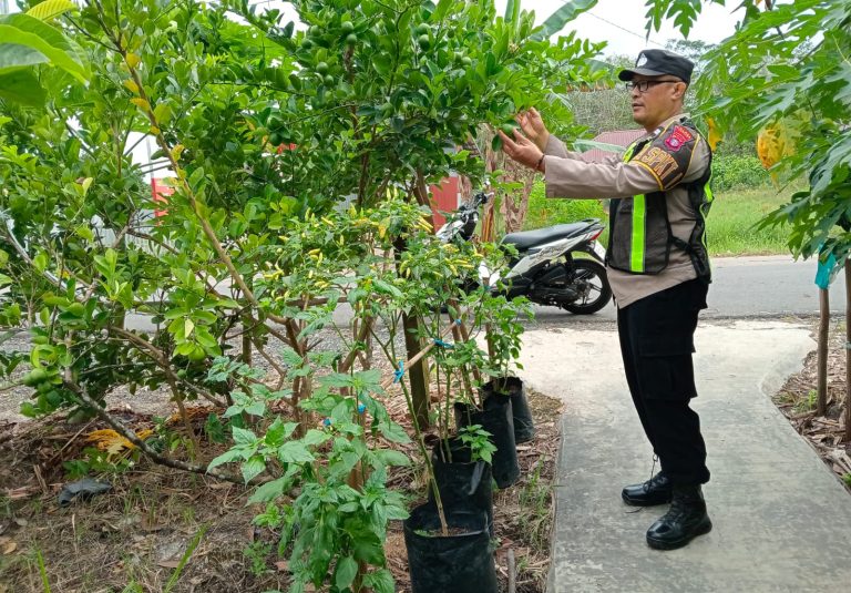 Personil Dari Polsek Kapuas Barat Mengajak Warga Dalam Pemanfaatan Lahan Guna Ketahanan Pangan Di Desa