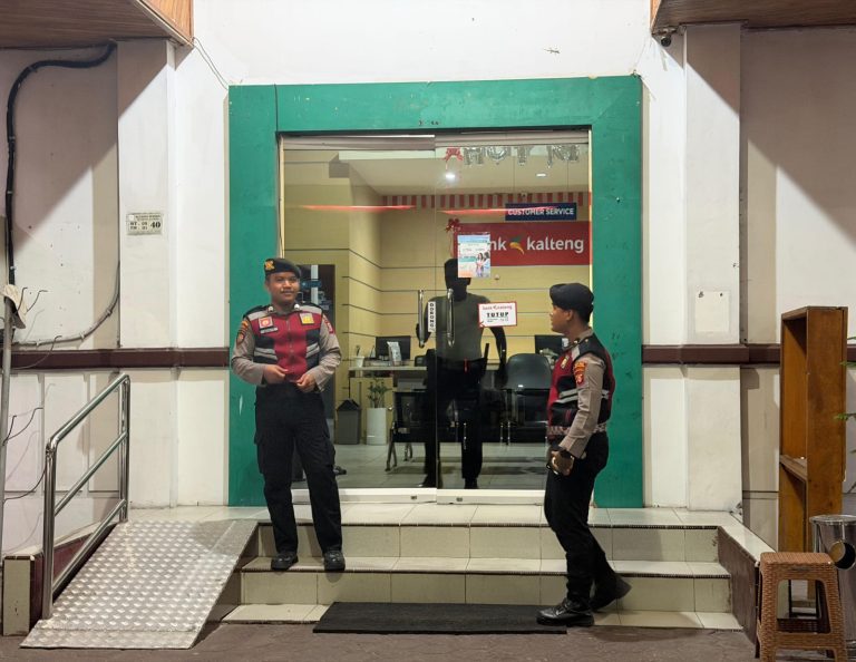 Keamanan Pengguna ATM Bank Kalteng Sukamara Diperkuat melalui Kehadiran Sat Samapta pada Malam Hari
