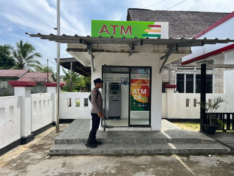 Wujudkan Kamtibmas Kondusif, Personel Polsek Tewah Pantau Aktivitas Ekonomi di Pasar dan Perbankan