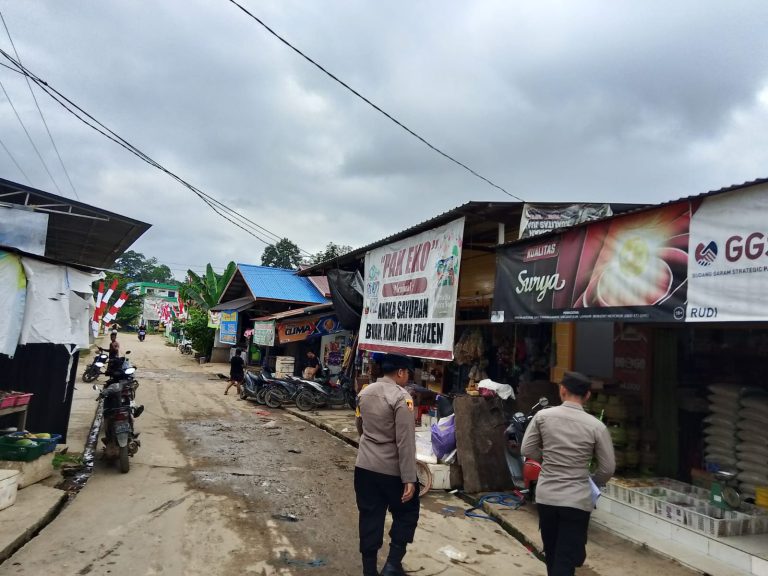Kawal Objek Vital, Personel Polsek Kahut Pastikan Keamanan Perbankan dan Pasar Tetap Kondusif