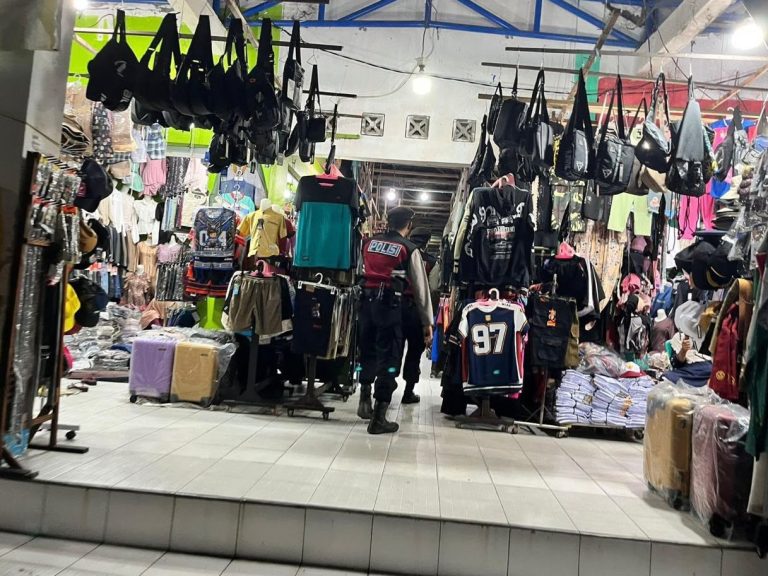 Saat Aktivitas Perdagangan Mulai Berkurang, Sat Samapta Pastikan Keamanan Kawasan Pasar Inpres