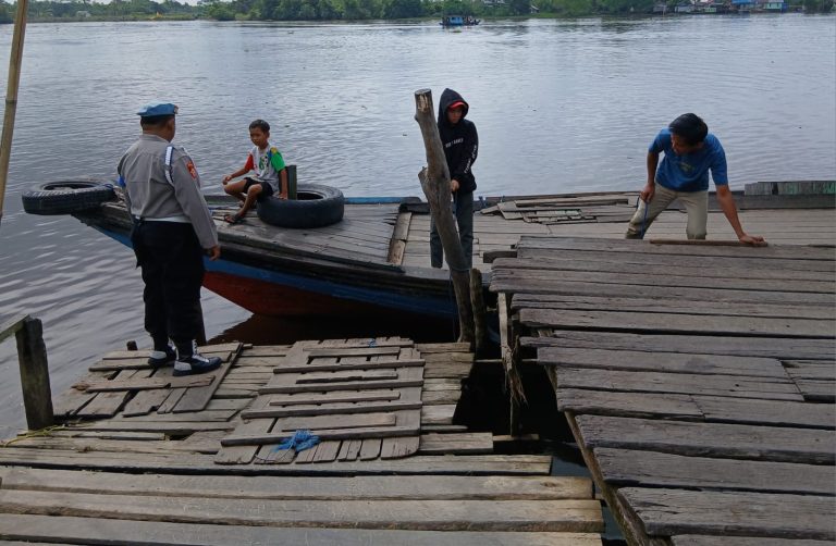 PASTIKAN KAMTIBMAS KONDUSIF, PERSONEL POLSEK PULAU PETAK LAKSANAKAN PATROLI DIALOGIS DERMAGA PELABUHAN PENYEBERANGAN DESA SEI TATAS HILIR