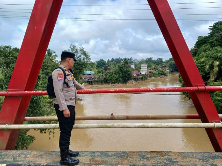 Polsek Manuhing Gencarkan Patroli, Pastikan Wilayah Rawan Genangan Air Terpantau