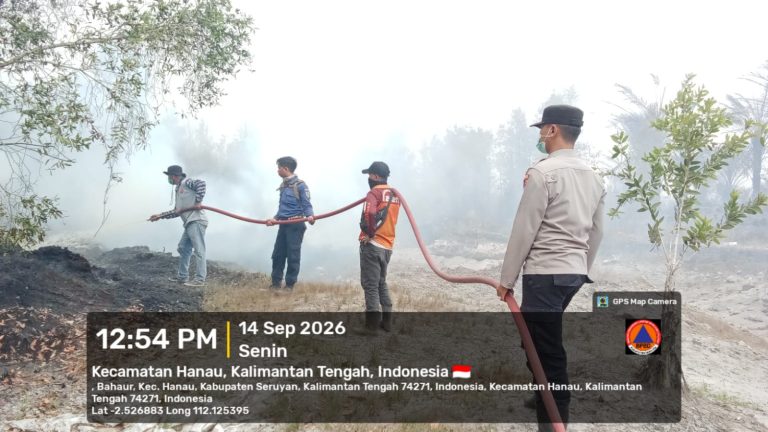 CEGAH API MENDEKATI PEMUKIMAN, PERSONEL GABUNGAN PADAMKAN KARHUTLA DI DESA BAHAUR