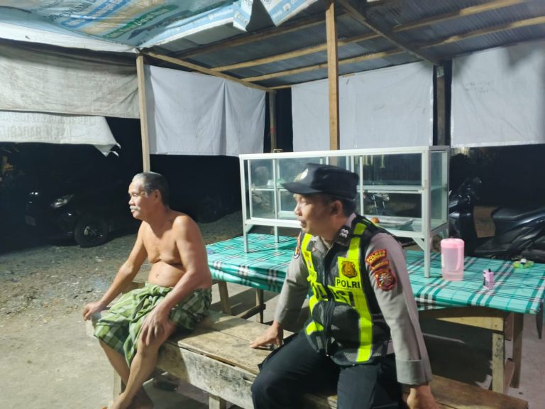 ANGGOTA POLSEK PULAU PETAK LAKSANAKAN PATROLI MALAM, GUNA MEWUJUDKAN KAMTIBMAS KONDUSIF DI WILAYAH KECAMATAN PULAU PETAK