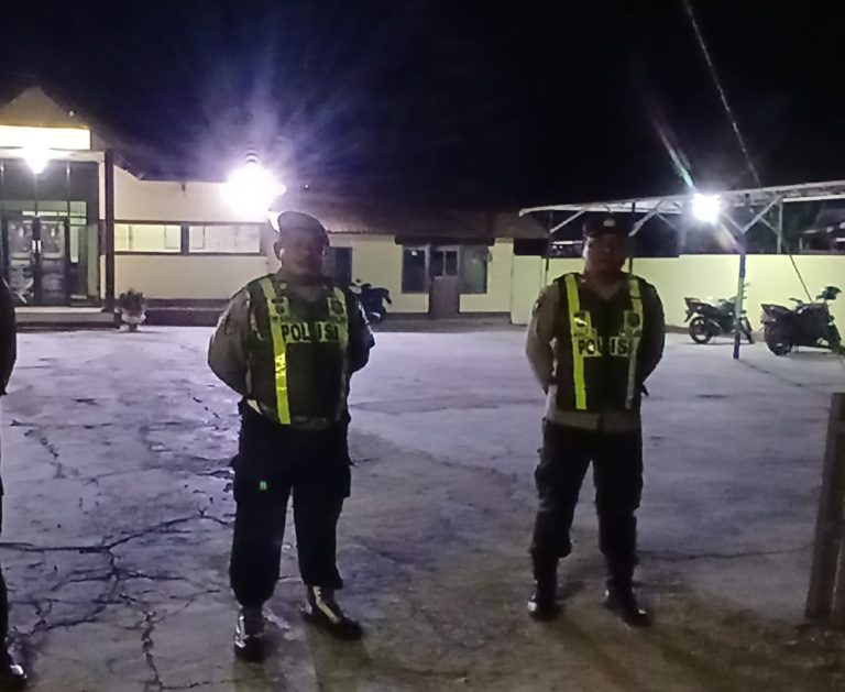 POLSEK PULAU PETAK LAKSANAKAN KEGIATAN SIAGA MAKO PADA MALAM HARI GUNA CIPTAKAN SITUASI AMAN