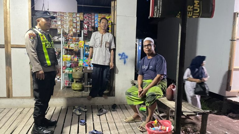 ANGGOTA POLSEK PULAU PETAK LAKSANAKAN PATROLI MALAM, GUNA MEWUJUDKAN KAMTIBMAS KONDUSIF DI WILAYAH KECAMATAN PULAU PETAK