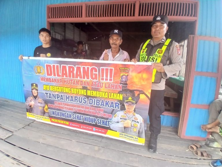 DALAM UPAYA PENCEGAHAN KEBAKARAN HUTAN DAN LAHAN, PERSONEL POLSEK PULAU PETAK SOSIALISASIKAN SANKSI PIDANA PELAKU KARHUTLA KE MASYARAKAT KECAMATAN PULAU PETAK