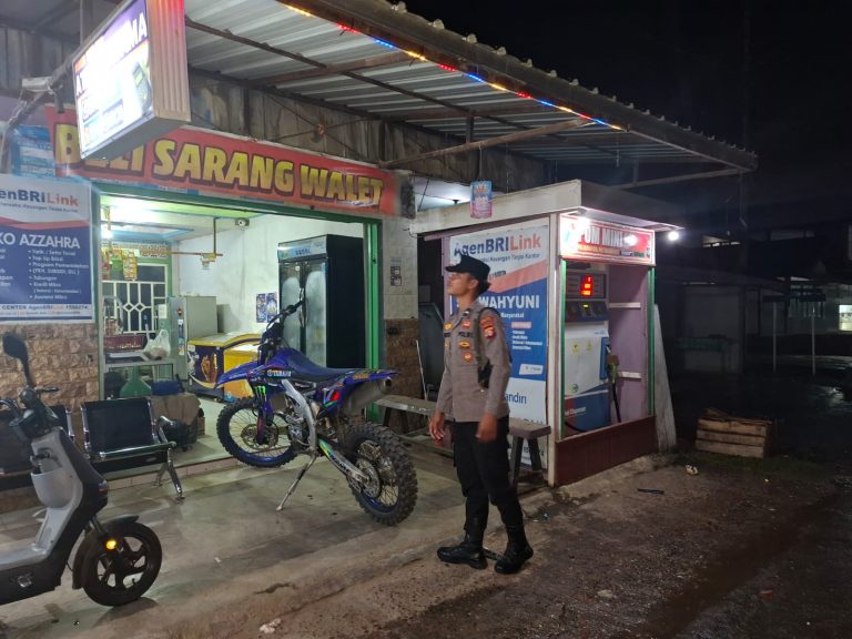 Sapa Warga di Pusat Keramaian, Polsek Tewah Perkuat Silaturahmi Lewat Patroli Dialogis Malam Hari