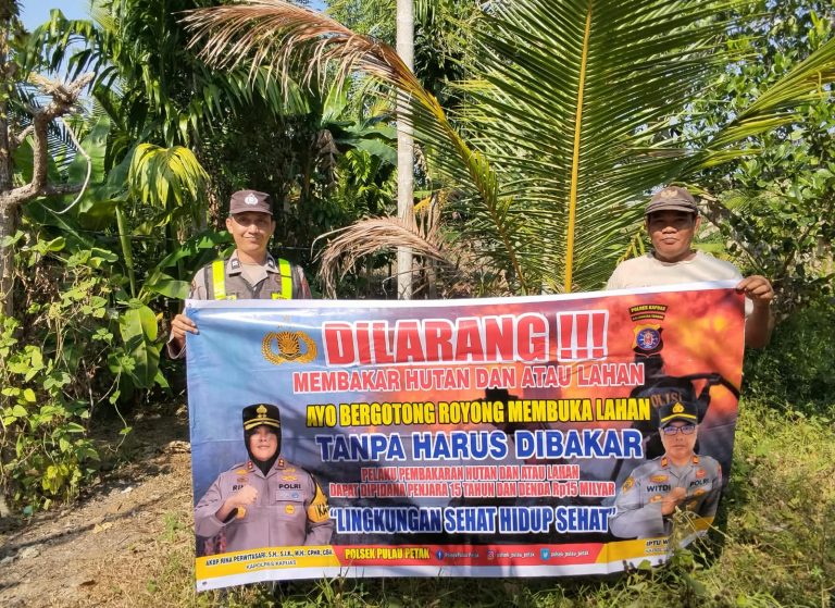 DALAM UPAYA PENCEGAHAN KEBAKARAN HUTAN DAN LAHAN, PERSONEL POLSEK PULAU PETAK SOSIALISASIKAN SANKSI PIDANA PELAKU KARHUTLA KE MASYARAKAT KECAMATAN PULAU PETAK